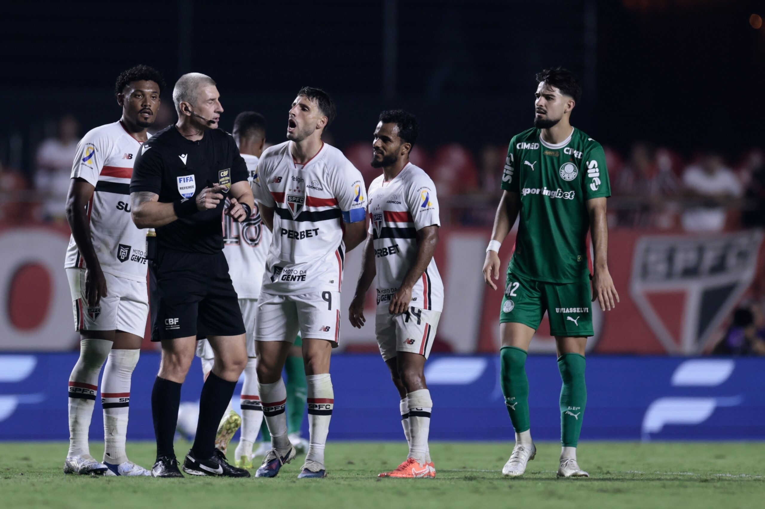 São Paulo volta a perder dois jogos seguidos e vê euforia dar lugar a alerta