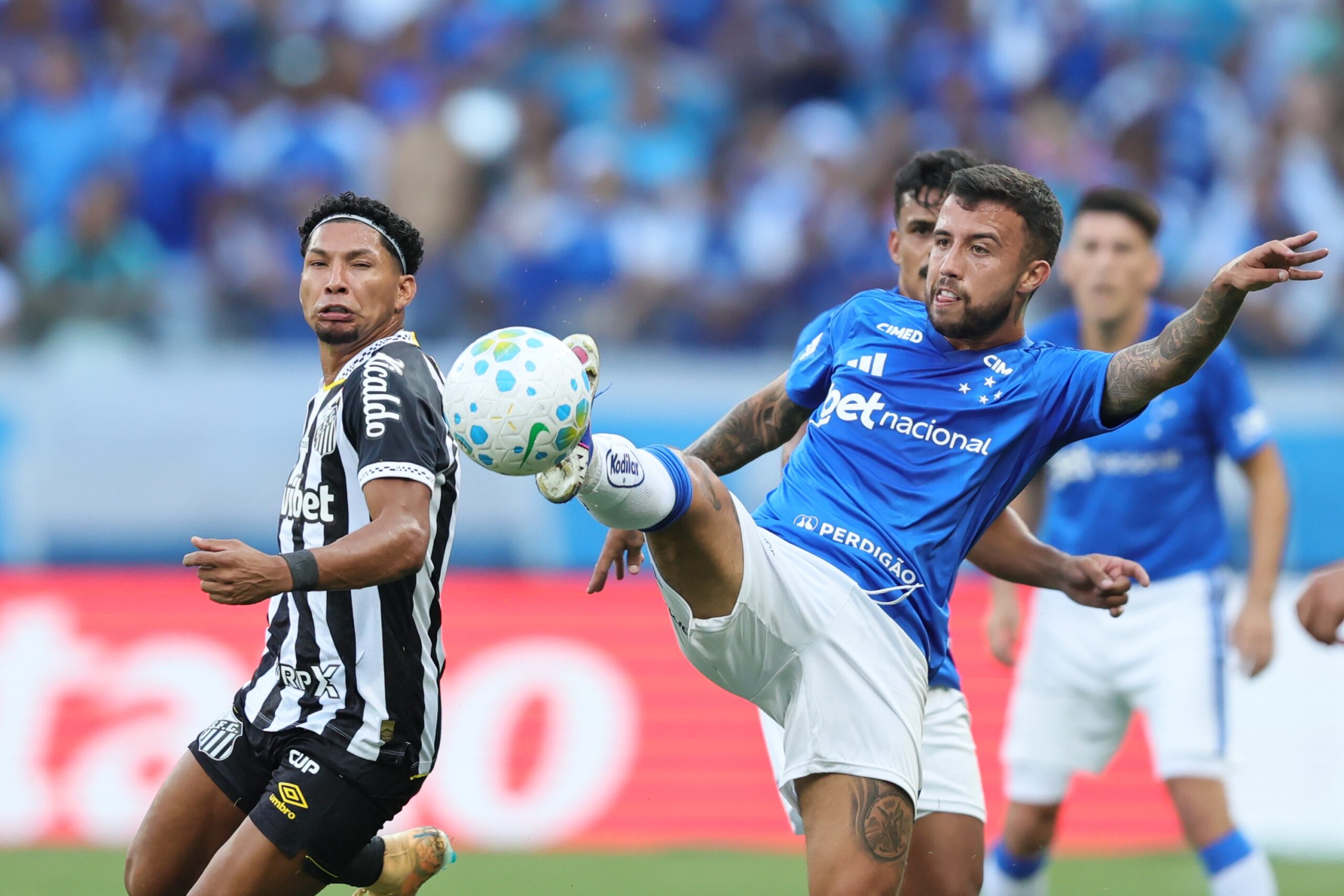 Análise: Cuca adota “feijão com arroz” em início no Santos, e xerife na zaga é primeira boa notícia