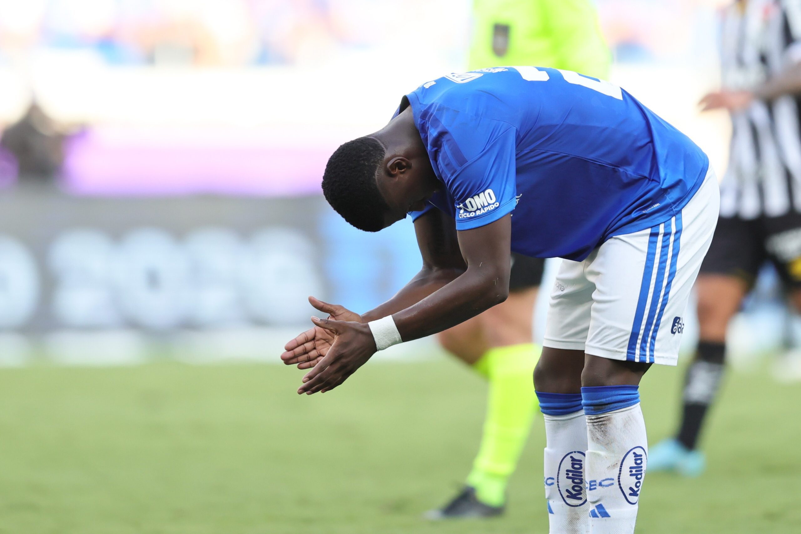 Análise: Cruzeiro afunda no Brasileirão e amplia urgência de Artur Jorge para corrigir rota