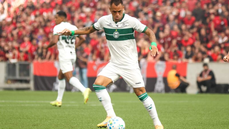 Análise: Coritiba tem atuação decepcionante no clássico e vê marcas serem quebradas