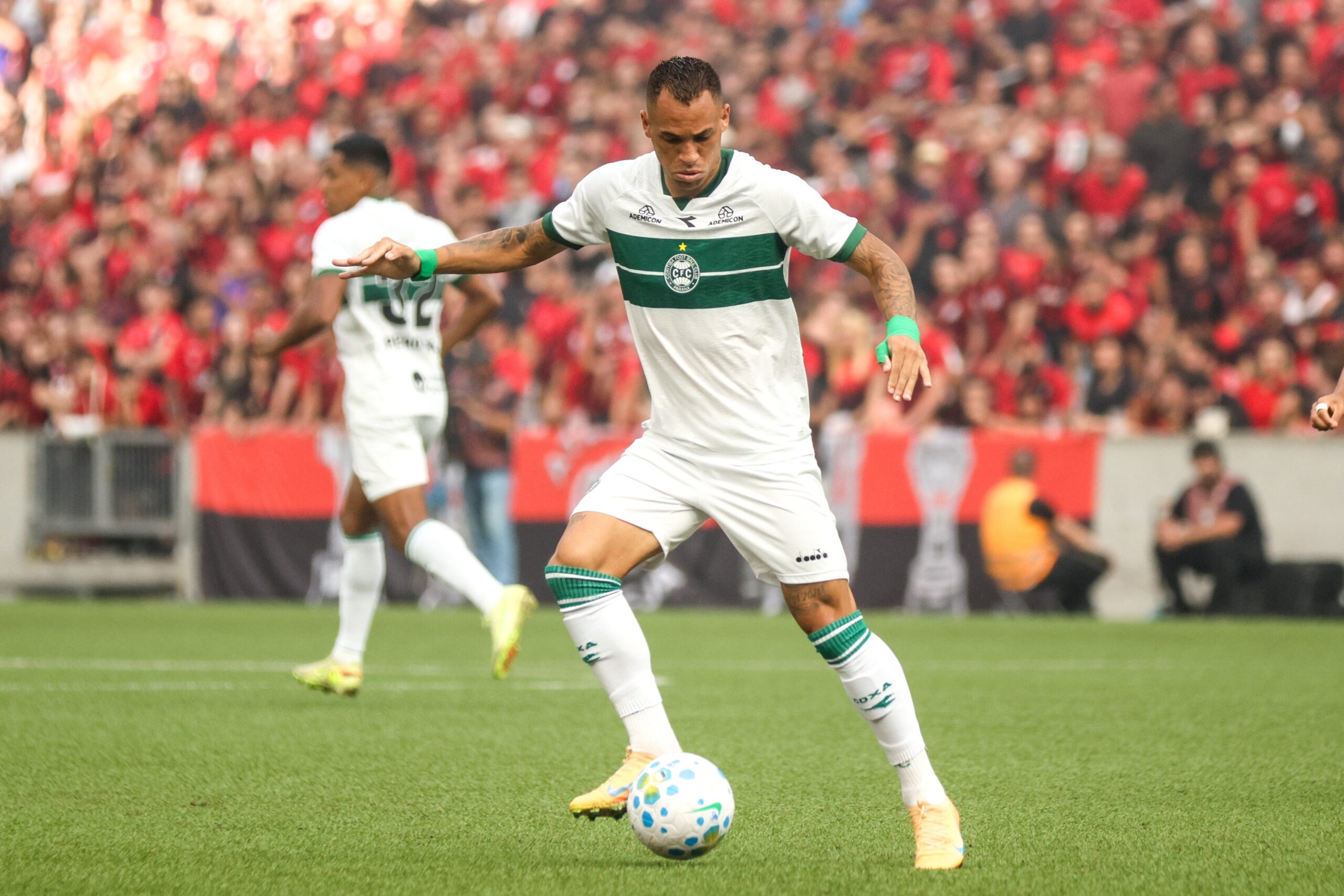 Análise: Coritiba tem atuação decepcionante no clássico e vê marcas serem quebradas