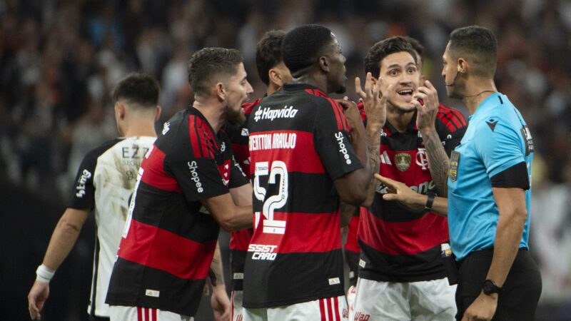 PC Oliveira vê três erros de arbitragem em lances capitais de Corinthians x Flamengo; assista