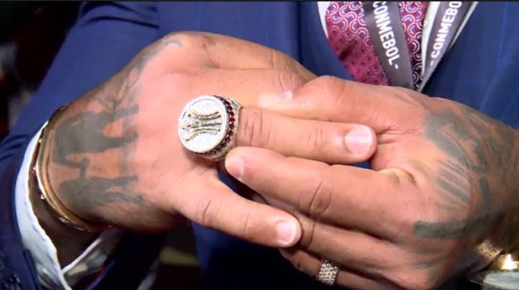 Felipe Melo exibe anel cravejado que ganhou após conquista da Libertadores com o Fluminense