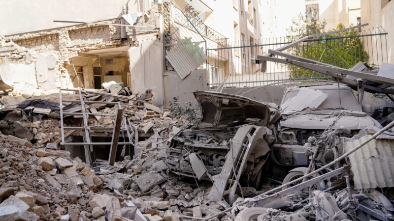 Chega a 555 mortos nos ataques de EUA e Israel, diz mídia iraniana