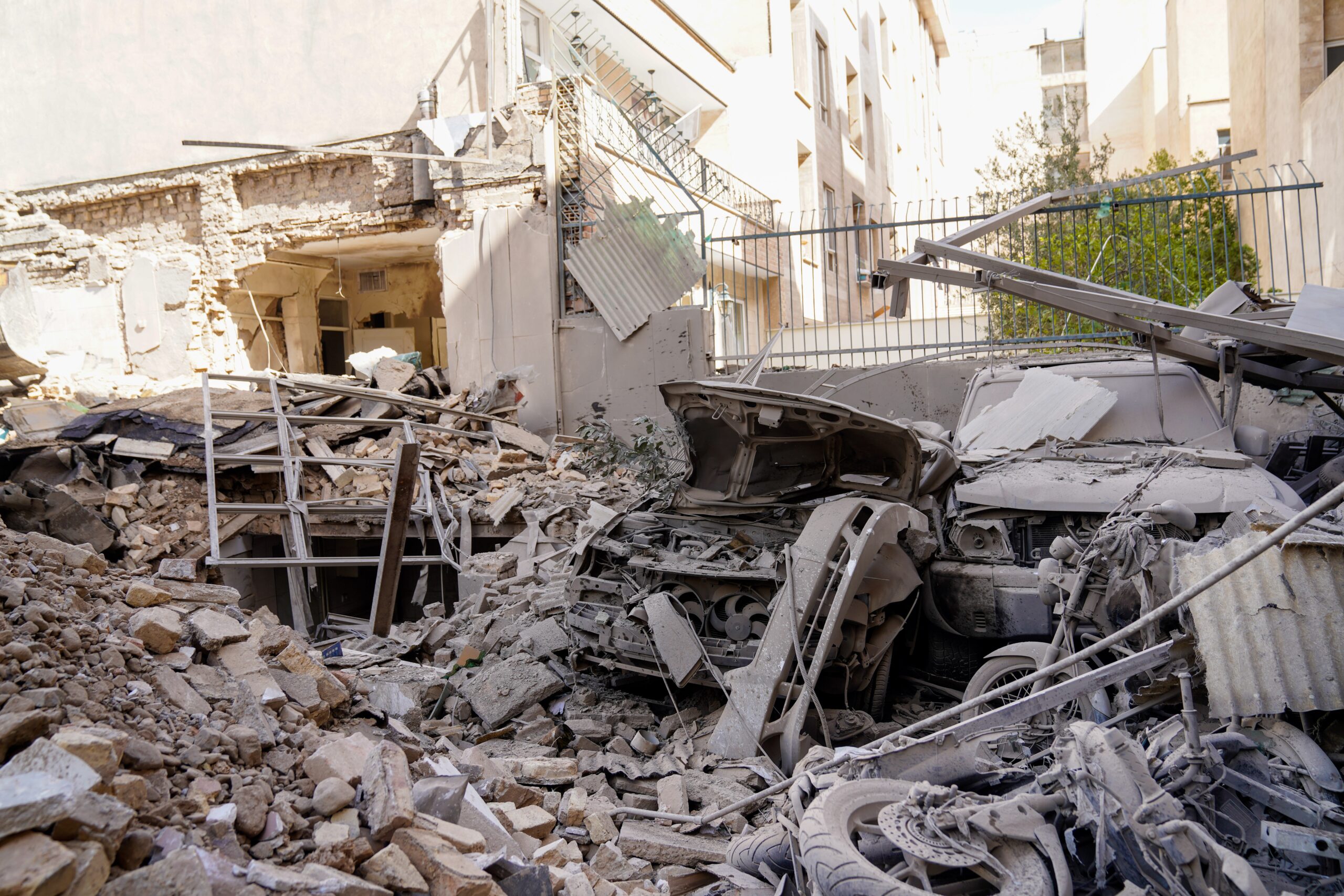 Chega a 555 mortos nos ataques de EUA e Israel, diz mídia iraniana