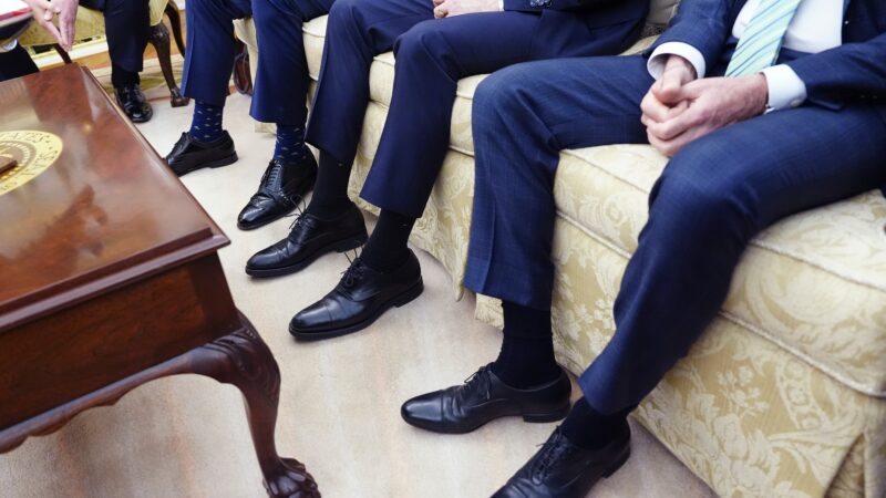 Donald Trump dá sapatos com número errado para aliados, eles usam mesmo assim e viram meme