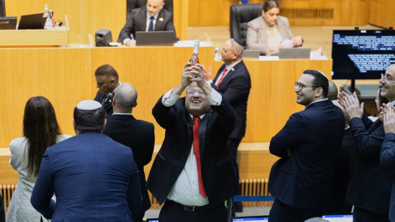 Ministro israelense de extrema direita usa broche de forca e estoura champagne após aprovação de lei sobre pena de morte a palestinos