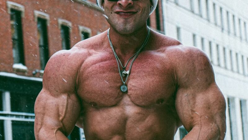 Ramon Dino ignora temperatura abaixo de 0°C e mostra shape sem camisa no inverno americano