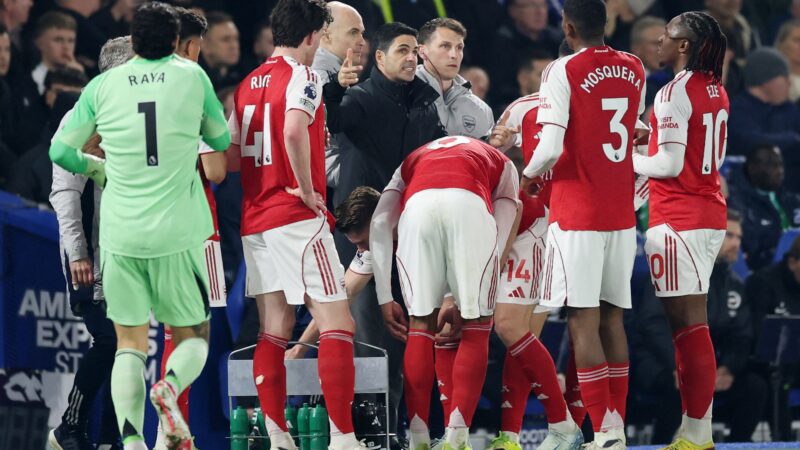 Antijogo? Arsenal sofre críticas por cera e faltas na Premier League: “Podem fazer o que querem”