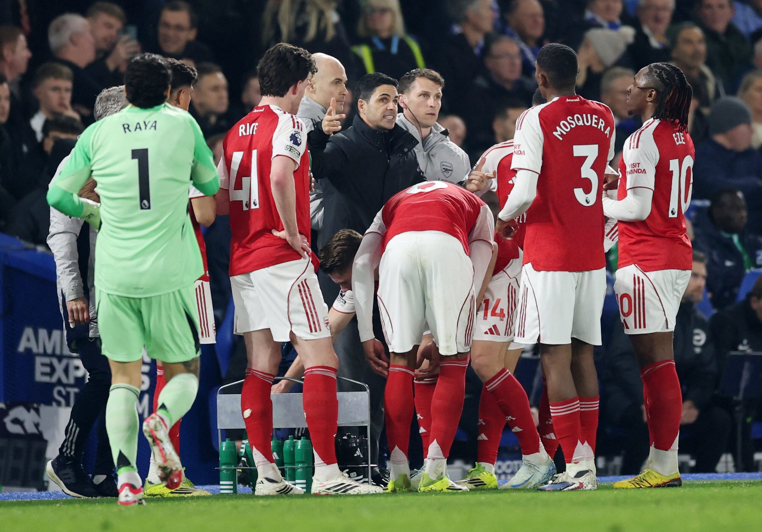 Antijogo? Arsenal sofre críticas por cera e faltas na Premier League: “Podem fazer o que querem”