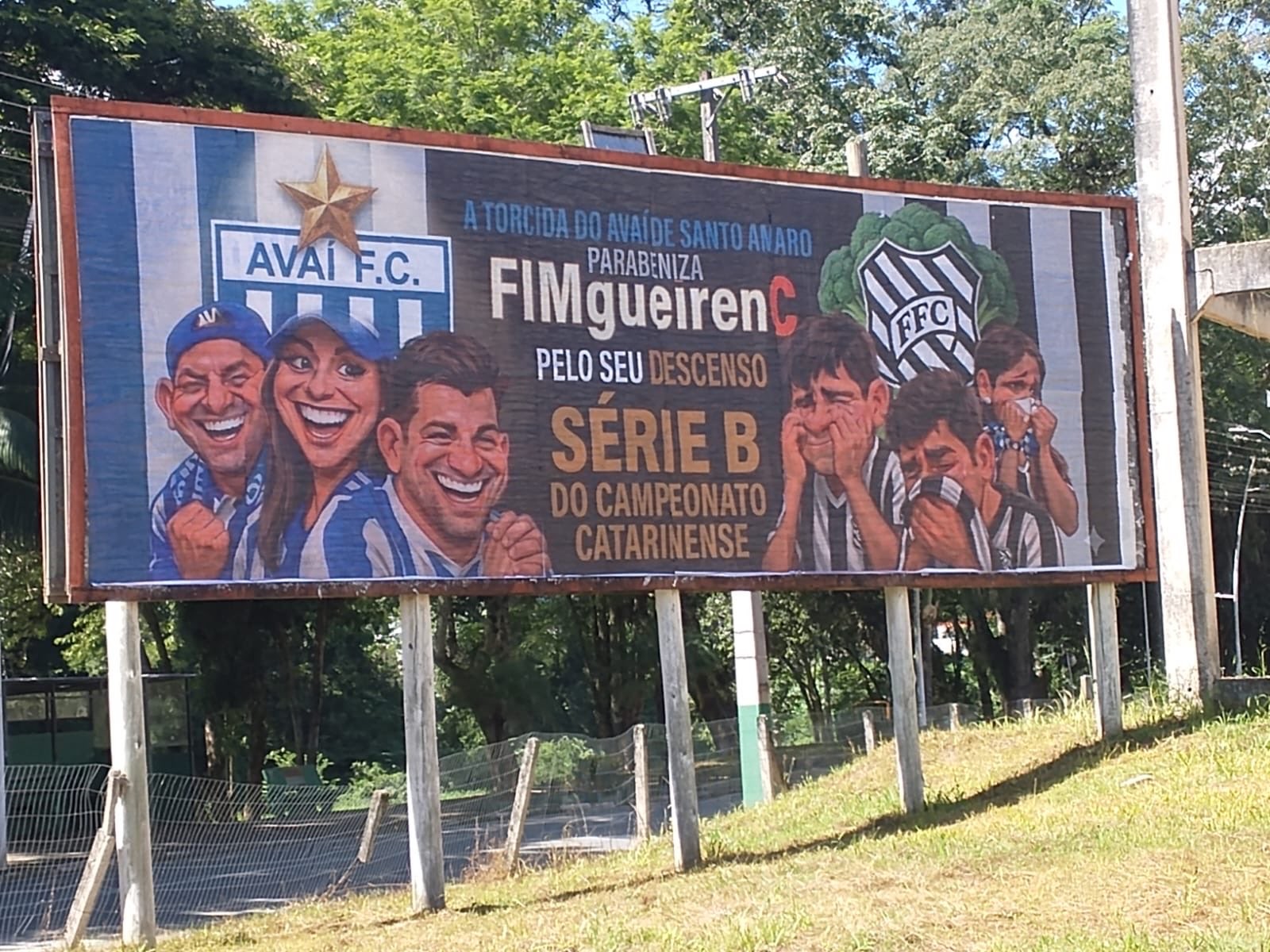 Em semana de clássico, torcedores do Avaí provocam o Figueirense em outdoors