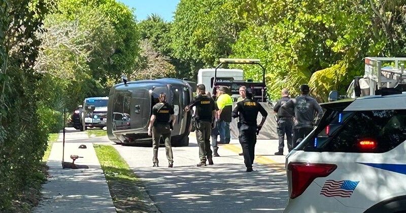 Tiger Woods paga fiança e é solto horas após se envolver em acidente de carro nos EUA