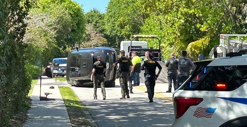 Tiger Woods paga fiança e é solto horas após se envolver em acidente de carro nos EUA