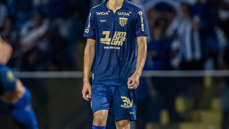 Avaí renova contrato com zagueiro destaque da categoria de base