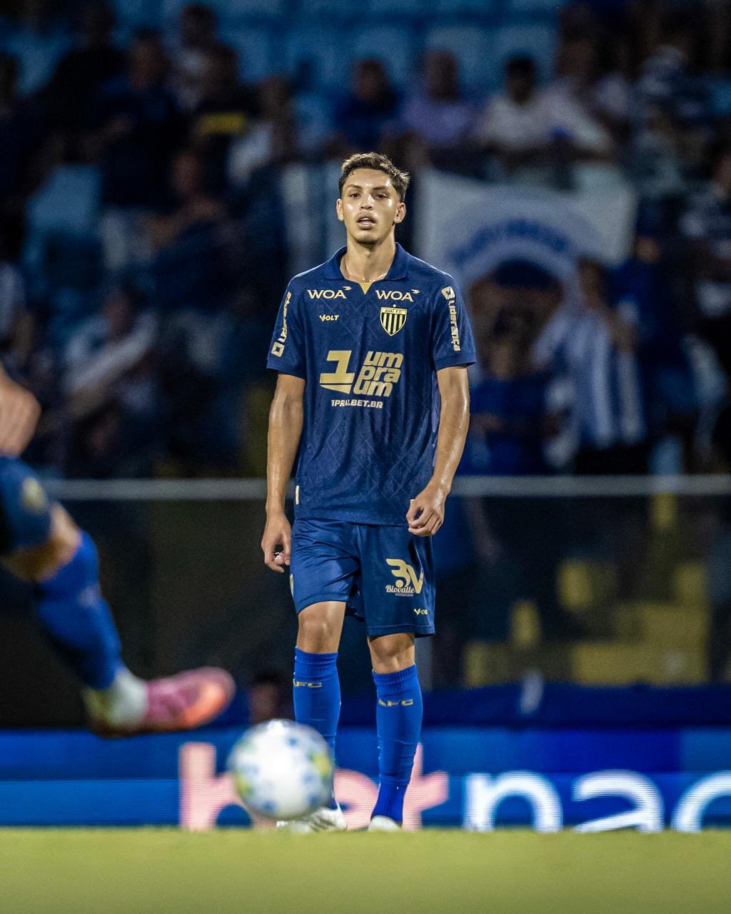 Avaí renova contrato com zagueiro destaque da categoria de base