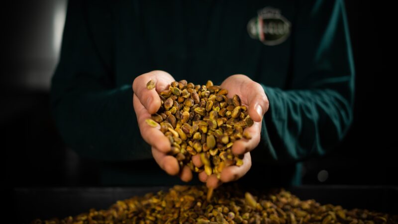 Irã proíbe exportação de alimentos devido à guerra; maiores compras do Brasil são de pistache e uva passa