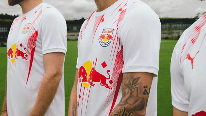 Bragantino revela modelo do primeiro uniforme para a temporada 2026; veja fotos