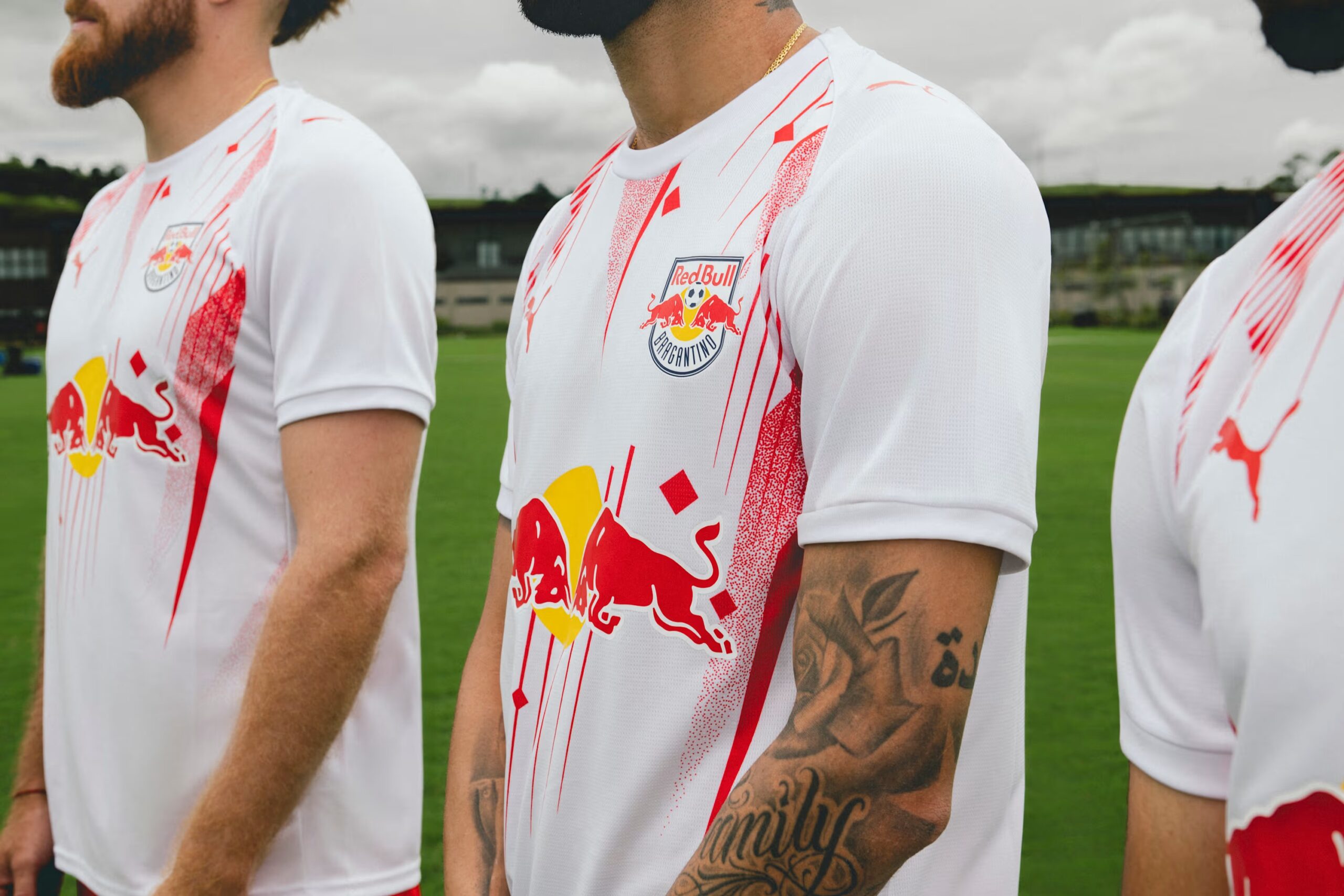 Bragantino revela modelo do primeiro uniforme para a temporada 2026; veja fotos