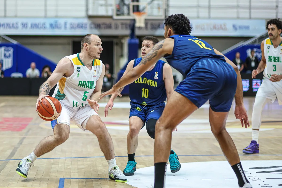 Brasil vence a Colômbia e chega à 4ª vitória seguida nas Eliminatórias da Copa do Mundo de Basquete