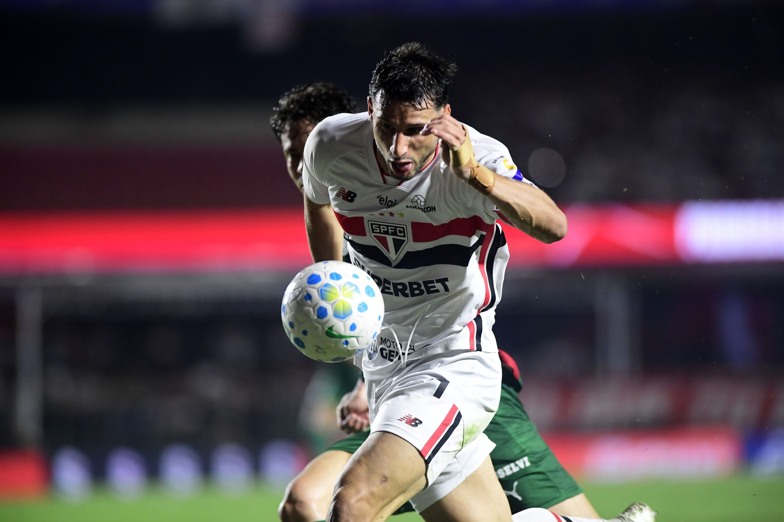 Calleri ironiza Palmeiras após derrota do São Paulo: “Faz um gol e só joga do meio-campo para trás”