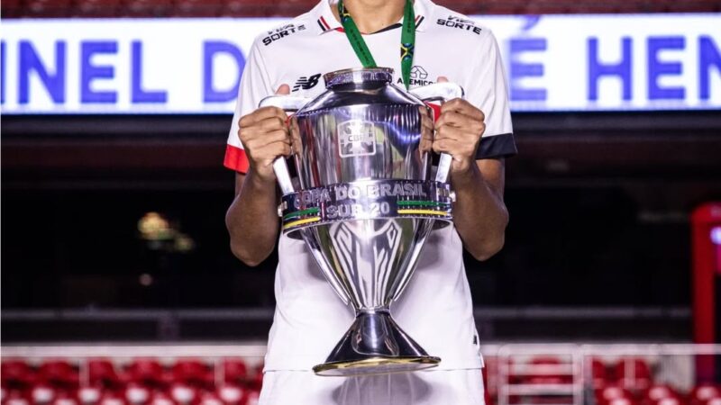 São Paulo renova com zagueiro da base e fixa multa em 100 milhões de euros