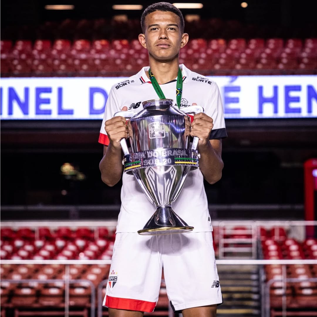 São Paulo renova com zagueiro da base e fixa multa em 100 milhões de euros