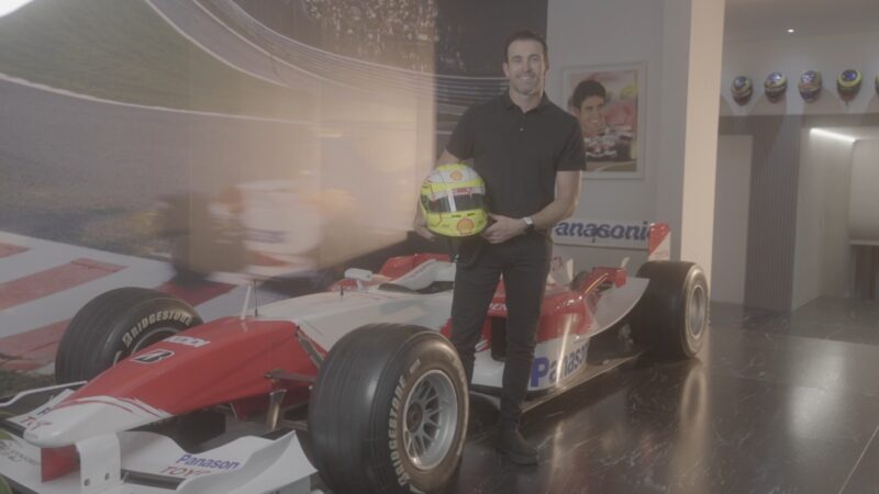 Brasileiro ex-Fórmula 1 tem coleção de macacões e guarda até carro oficial na sala de casa; veja