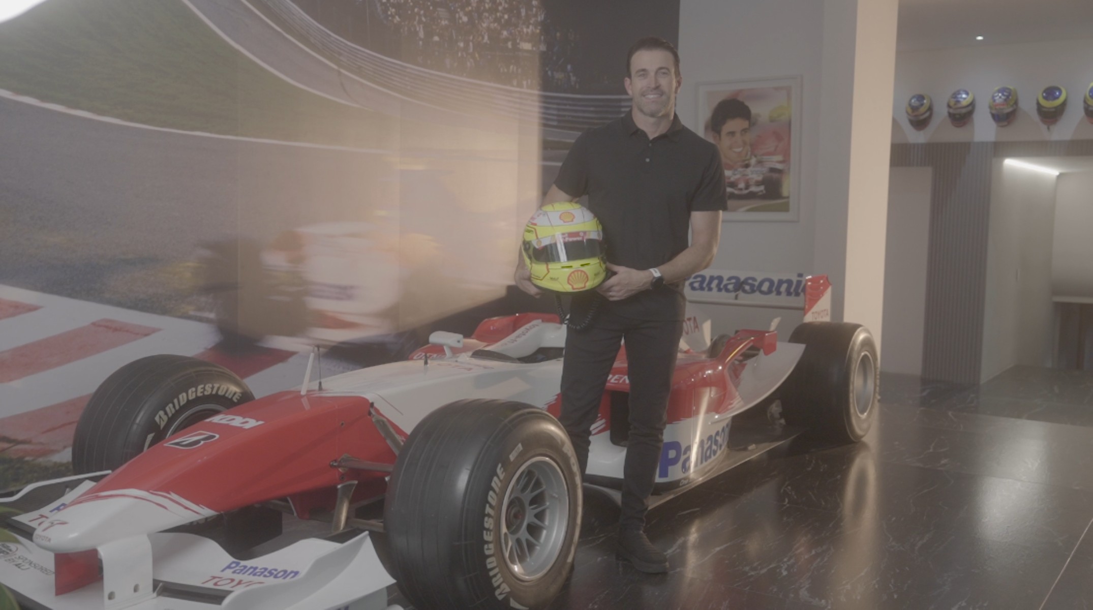 Brasileiro ex-Fórmula 1 tem coleção de macacões e guarda até carro oficial na sala de casa; veja