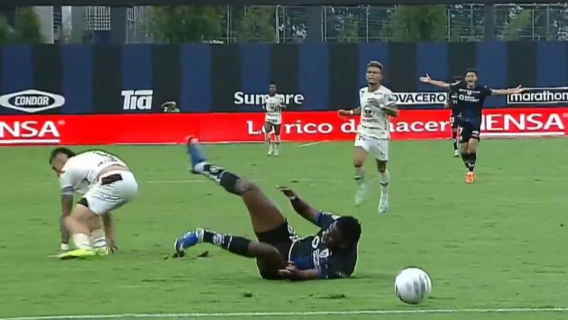 Entrada dura no Equador gera confusão e fratura de jogador do Independiente del Valle; veja vídeo