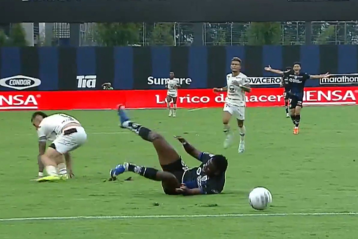 Entrada dura no Equador gera confusão e fratura de jogador do Independiente del Valle; veja vídeo