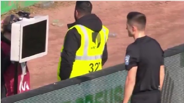 Torcedor desconecta monitor do VAR para impedir checagem de pênalti na Alemanha; vídeo
