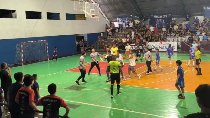 Pancadaria em jogo de futsal Sub-12 no AM assusta crianças e provoca invasão de quadra; veja
