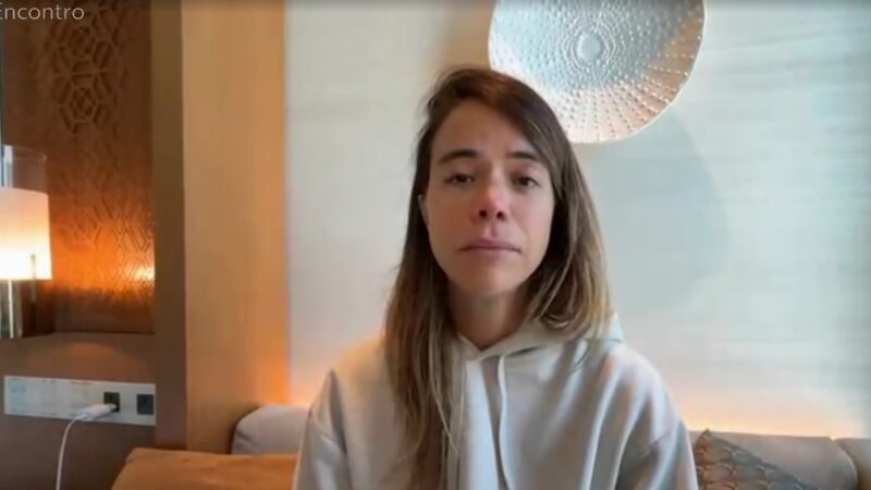 Atriz Miá Mello consegue remarcar voo do Catar ao Brasil após uma semana impedida de sair do país: ‘Ainda não estamos 100% seguros’