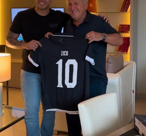 Filho de ídolo do Remo, ex-atacante entrega camisa personalizada do clube a Zico: “Foi uma honra”