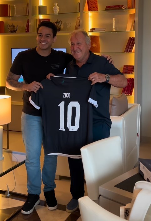 Filho de ídolo do Remo, ex-atacante entrega camisa personalizada do clube a Zico: “Foi uma honra”