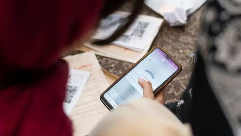 Conexões secretas na fronteira e redes privadas: como iranianos desesperados mantêm contato com familiares no exterior