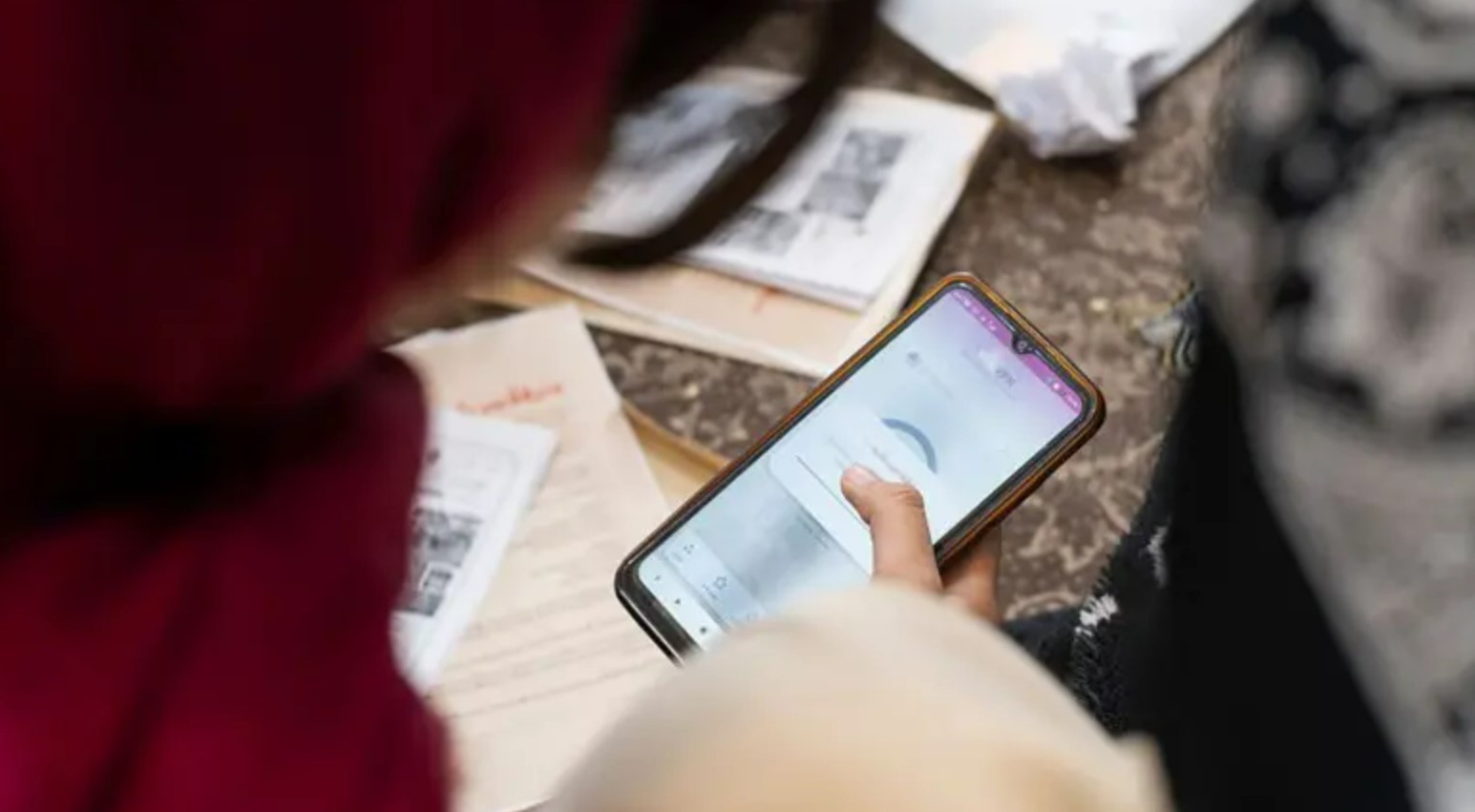 Conexões secretas na fronteira e redes privadas: como iranianos desesperados mantêm contato com familiares no exterior