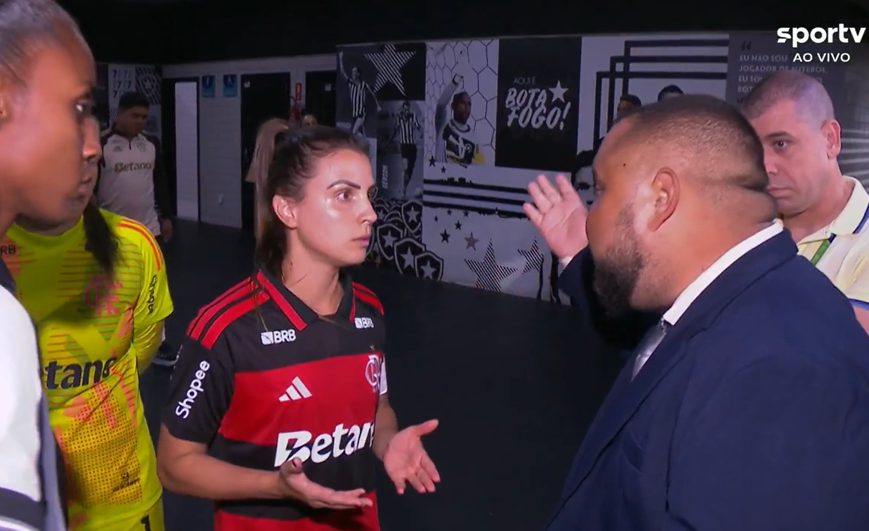 Arbitragem fica presa no trânsito e atrasa Botafogo x Flamengo pelo Brasileirão feminino