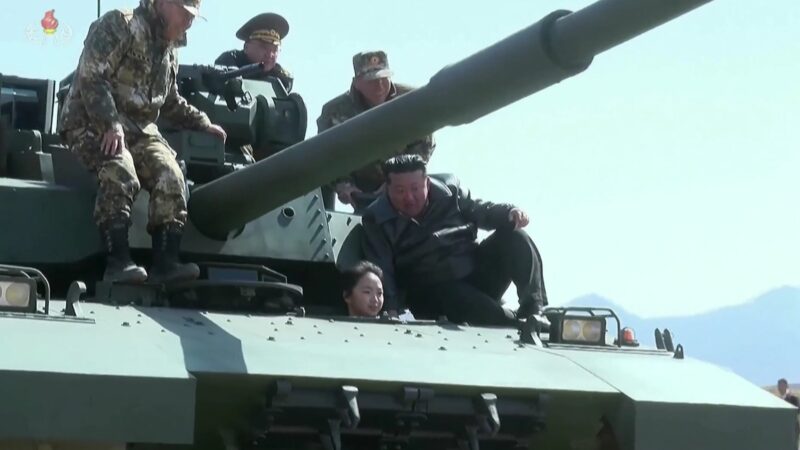 Kim Jong-un faz ‘passeio’ em tanque de guerra ao lado da filha de 13 anos; VÍDEO