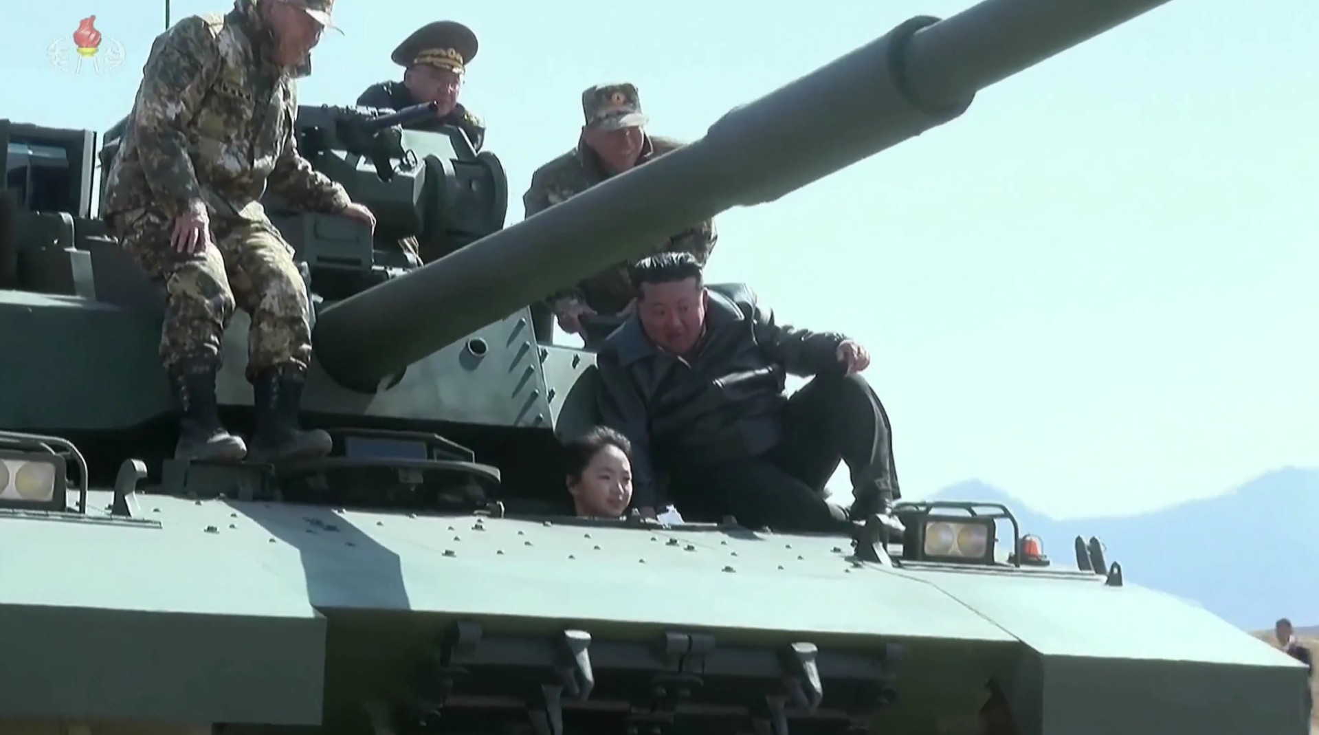 Kim Jong-un faz ‘passeio’ em tanque de guerra ao lado da filha de 13 anos; VÍDEO