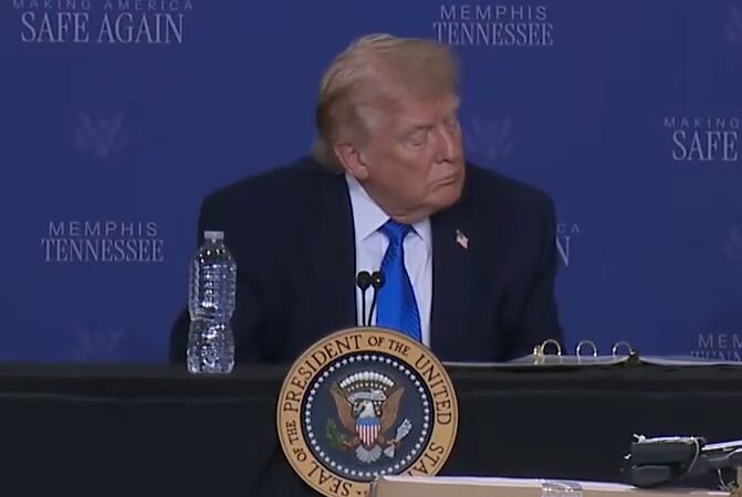 Dormindo no trabalho? Trump é ‘flagrado’ de olhos fechados durante coletiva