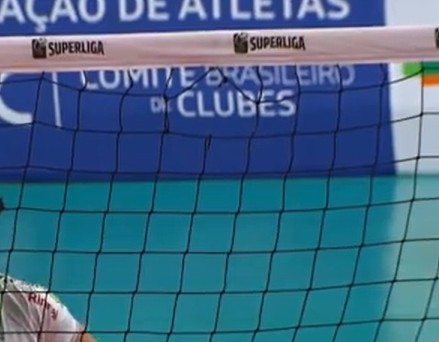 Saque “fura” rede e confirma set point na vitória do Suzano sobre o Goiás; veja o lance