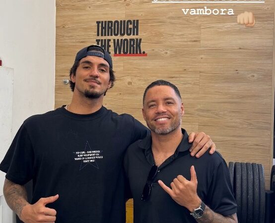 Gabriel Medina anuncia Adriano de Souza como novo técnico para a temporada da WSL