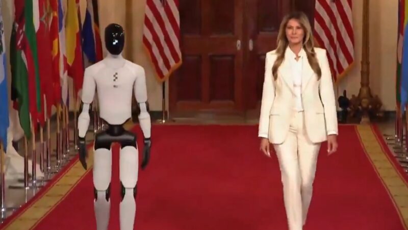 ‘Primeiro-robô’: Melania Trump desfila com robô humanoide em evento na Casa Branca;  VÍDEO