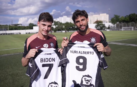 WSL presenteia jogadores do Corinthians com lycras personalizadas; confira