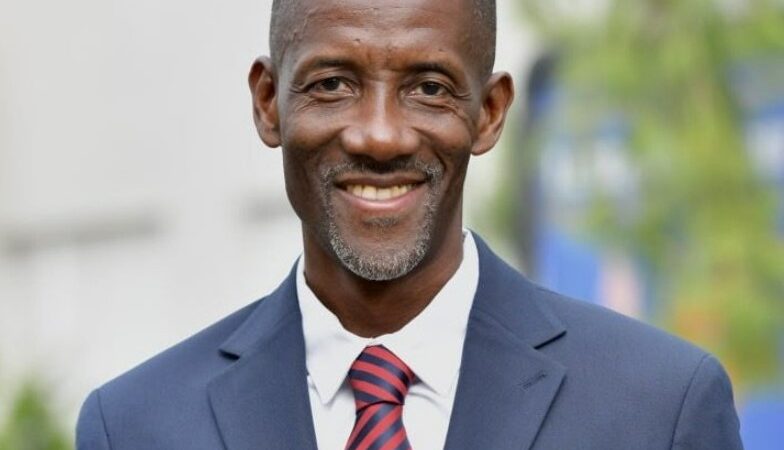 Negro e filho de imigrantes: quem é o prefeito de uma das maiores cidades da região parisiense, alvo de racismo