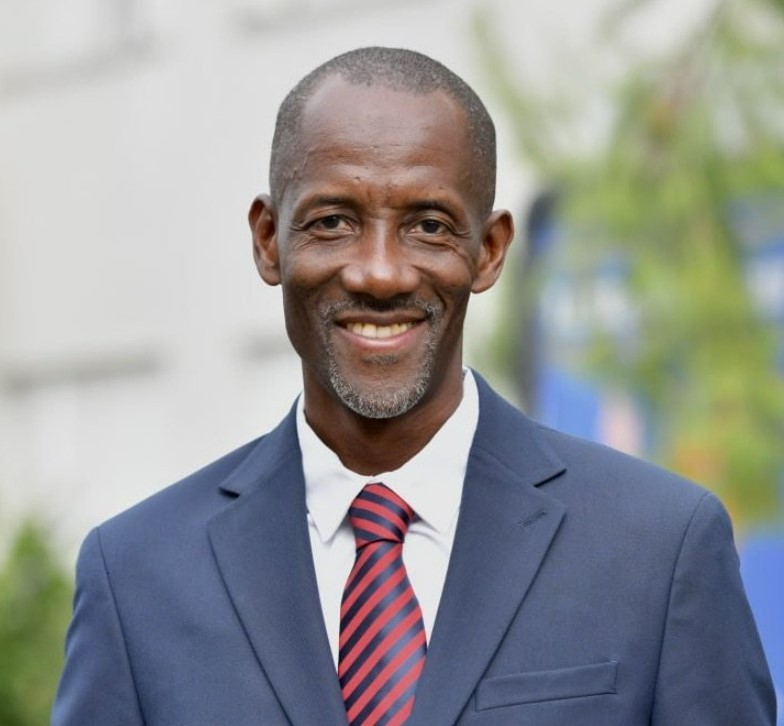 Negro e filho de imigrantes: quem é o prefeito de uma das maiores cidades da região parisiense, alvo de racismo