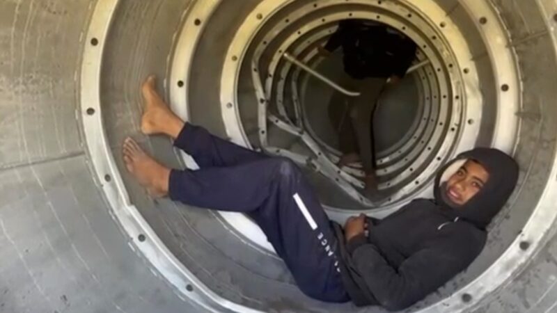 VÍDEO: adolescentes são vistos ‘brincando’ dentro de fragmento de míssel ao sul de Israel