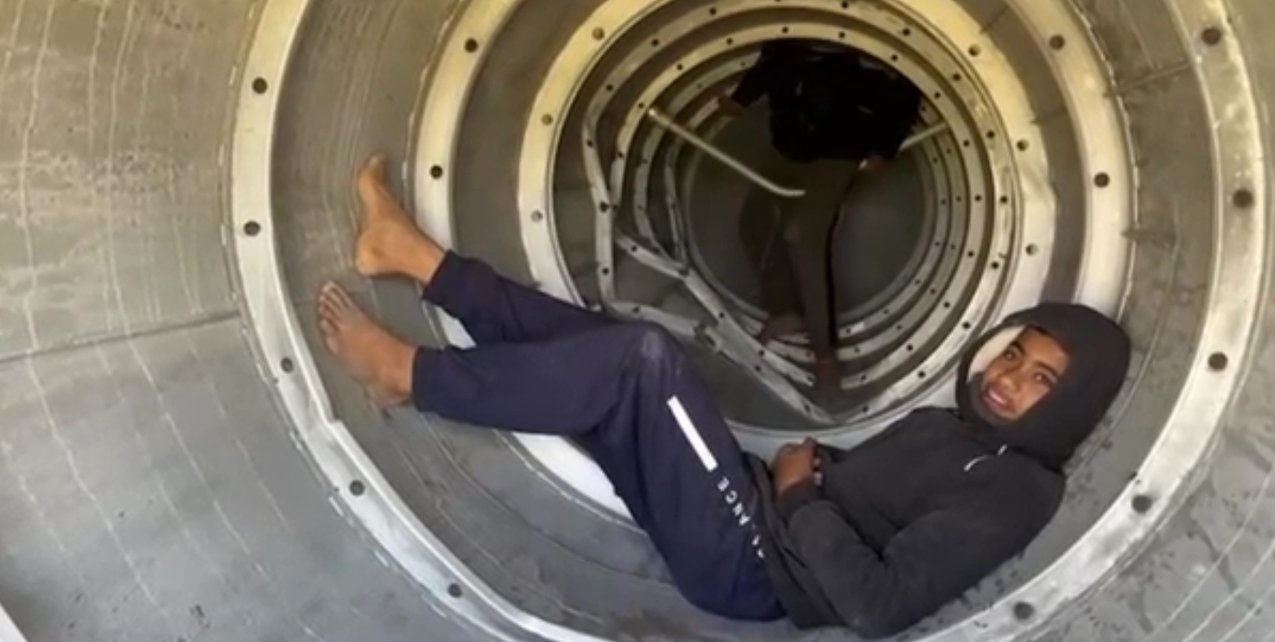 VÍDEO: adolescentes são vistos ‘brincando’ dentro de fragmento de míssel ao sul de Israel