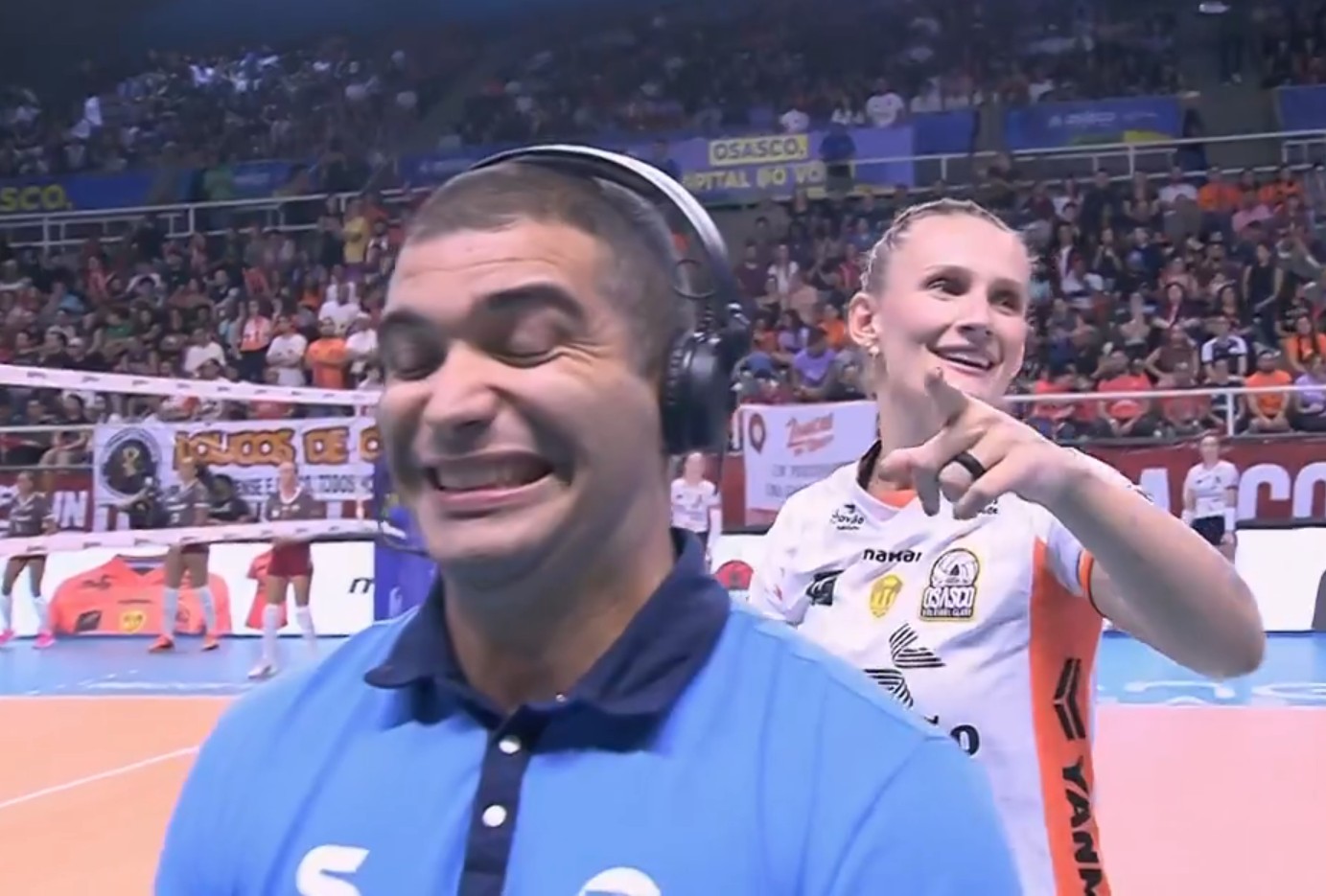 Superliga: Valquíria, do Osasco, salva repórter de levar uma bolada; veja vídeo